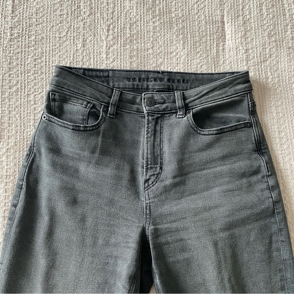 American Eagle High Waisted Mom Jean Black Washed Grey Sz 2 Short Stretch - Picture 3 of 11